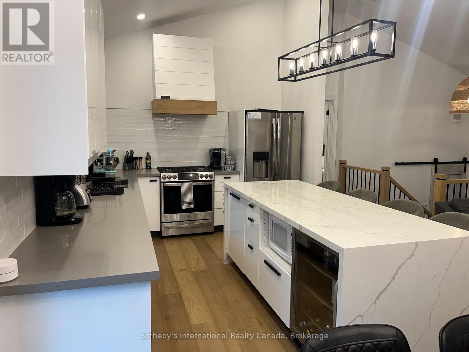 31 Slalom Gate Road, Collingwood, ON - Indoor Photo Showing Kitchen With Upgraded Kitchen