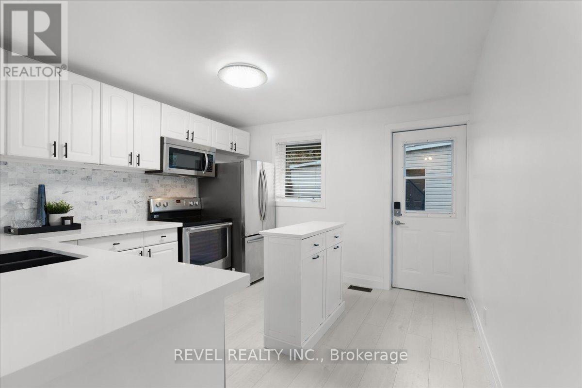 39 Division Street, Hamilton, ON - Indoor Photo Showing Kitchen