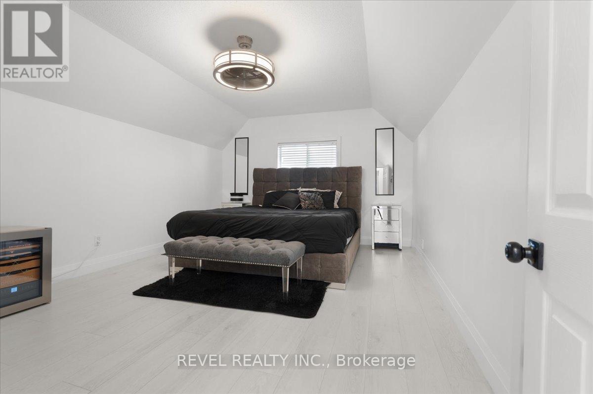 39 Division Street, Hamilton, ON - Indoor Photo Showing Bedroom