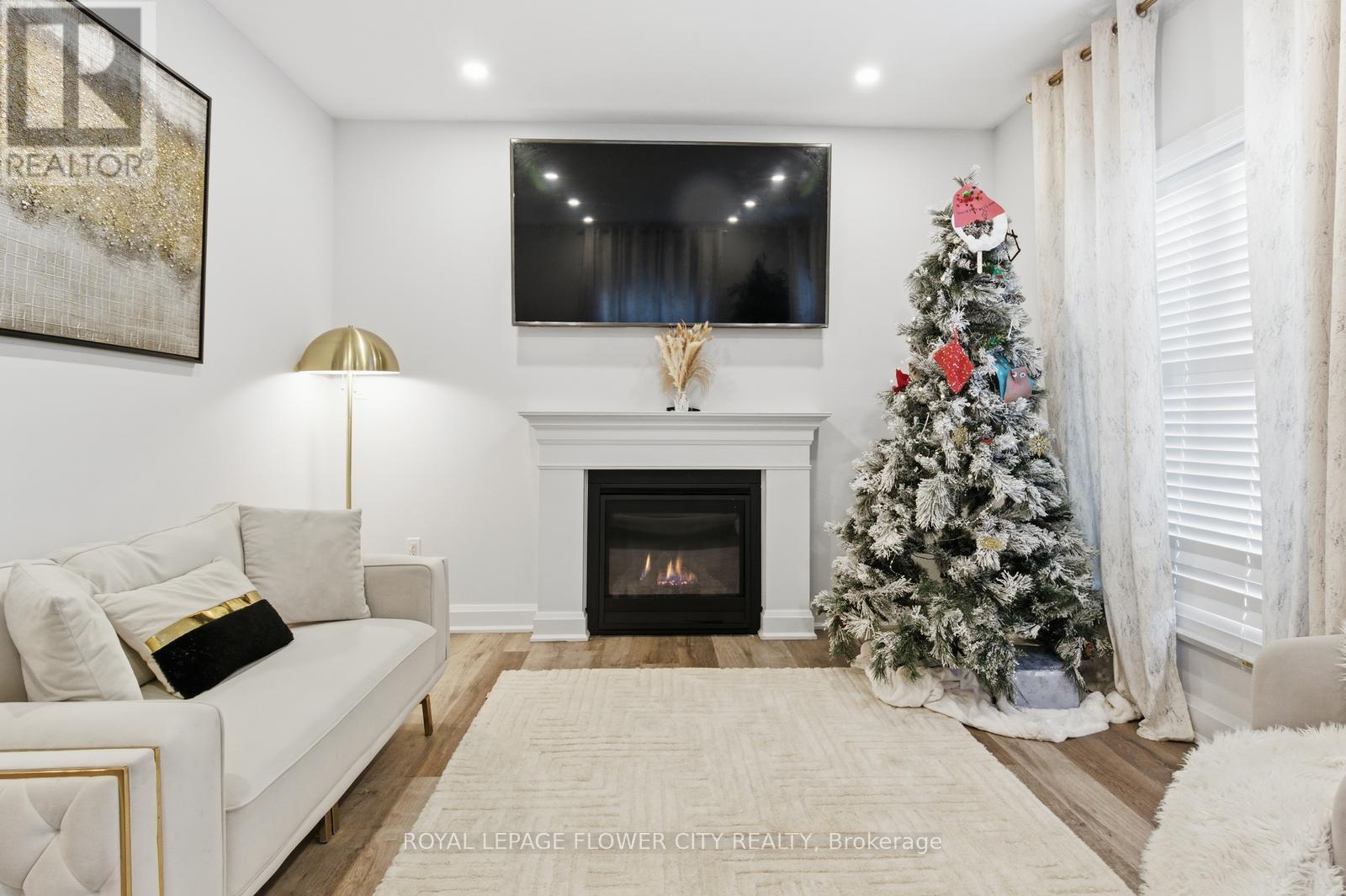 13 Grafton Avenue, Hamilton, ON - Indoor Photo Showing Living Room With Fireplace