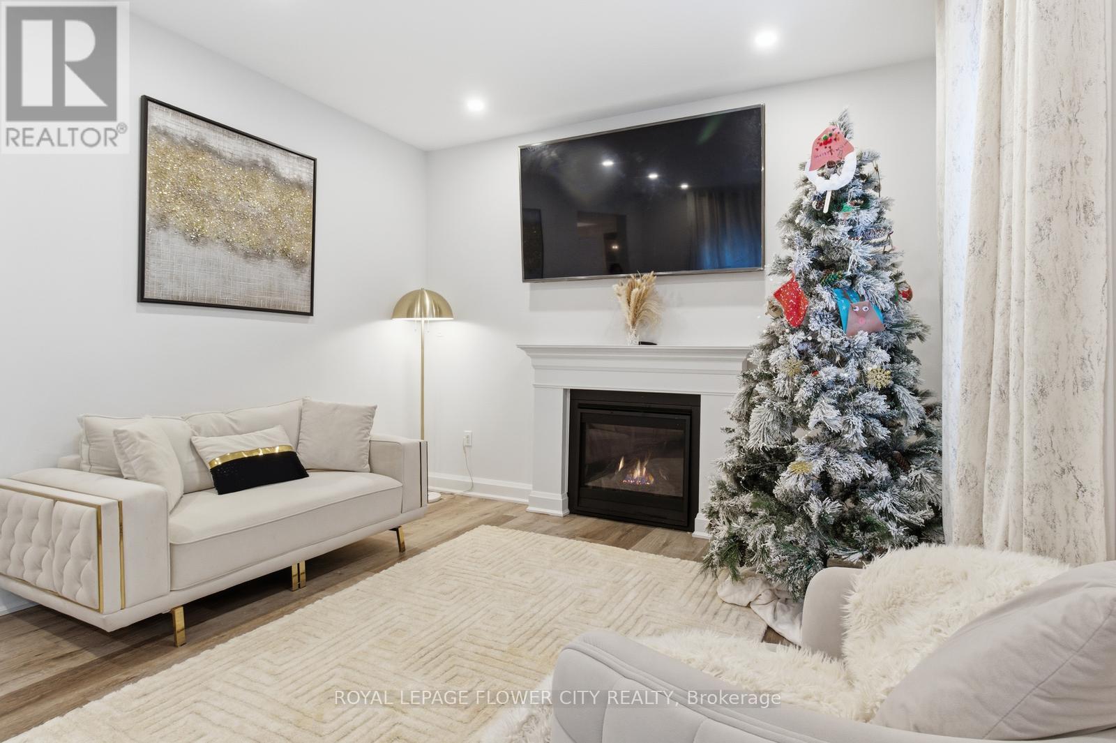 13 Grafton Avenue, Hamilton, ON - Indoor Photo Showing Living Room With Fireplace