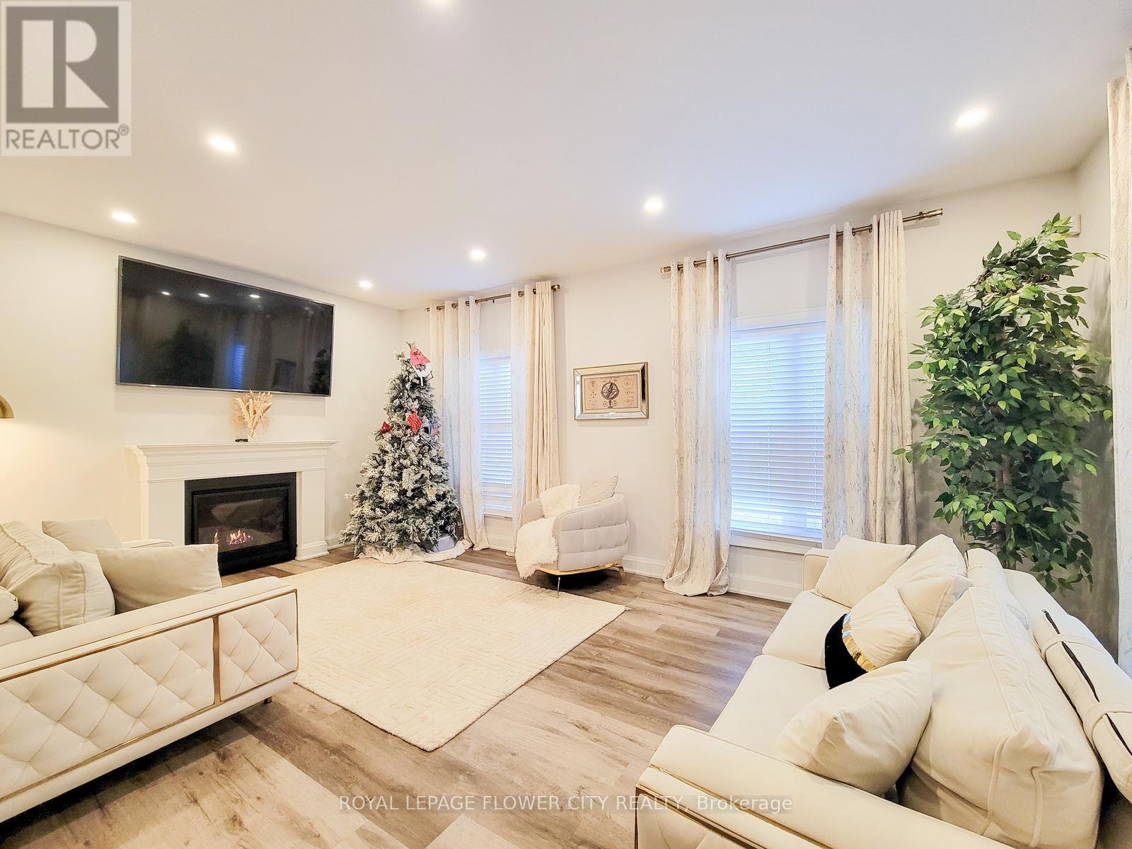 13 Grafton Avenue, Hamilton, ON - Indoor Photo Showing Living Room With Fireplace