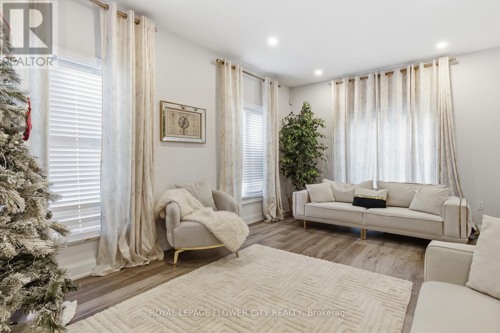 13 Grafton Avenue, Hamilton, ON - Indoor Photo Showing Living Room