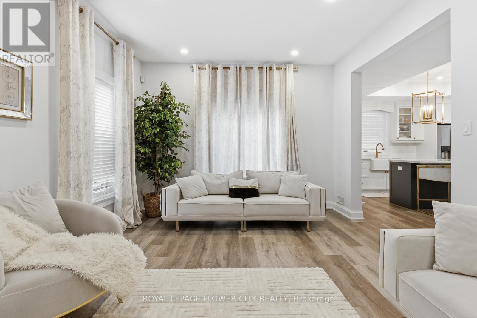 13 Grafton Avenue, Hamilton, ON - Indoor Photo Showing Living Room