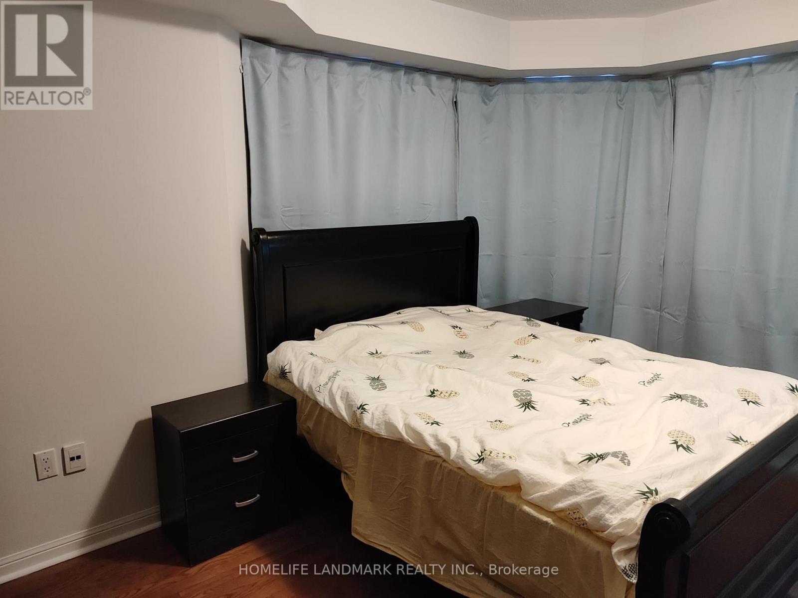 1 - 575 Dundas Street W, Mississauga, ON - Indoor Photo Showing Bedroom