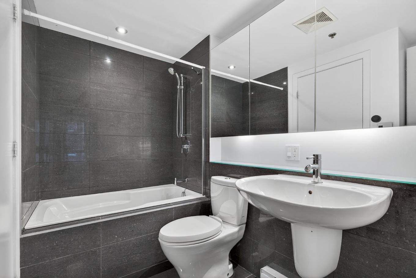 Bathroom - 310-1414 Rue Chomedey, Montréal (Ville-Marie), QC - Indoor Photo Showing Bathroom