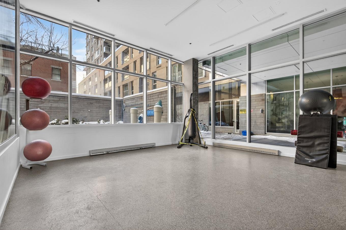 Exercise room - 310-1414 Rue Chomedey, Montréal (Ville-Marie), QC - Indoor Photo Showing Other Room