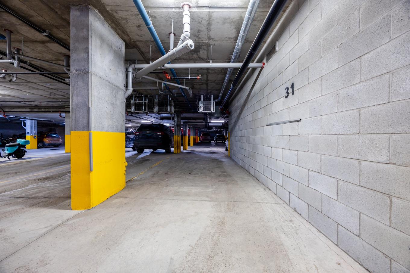 Garage - 310-3950 Rue Sherbrooke E., Montréal (Mercier/Hochelaga-Maisonneuve), QC - Indoor Photo Showing Garage