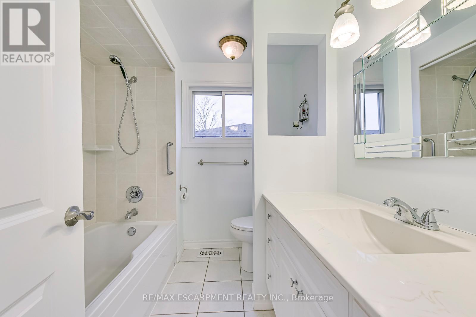 664 Geneva Park Drive, Burlington, ON - Indoor Photo Showing Bathroom