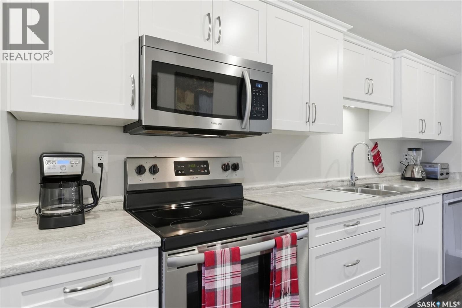 3101 106 Willis Crescent, Saskatoon, SK - Indoor Photo Showing Kitchen With Double Sink