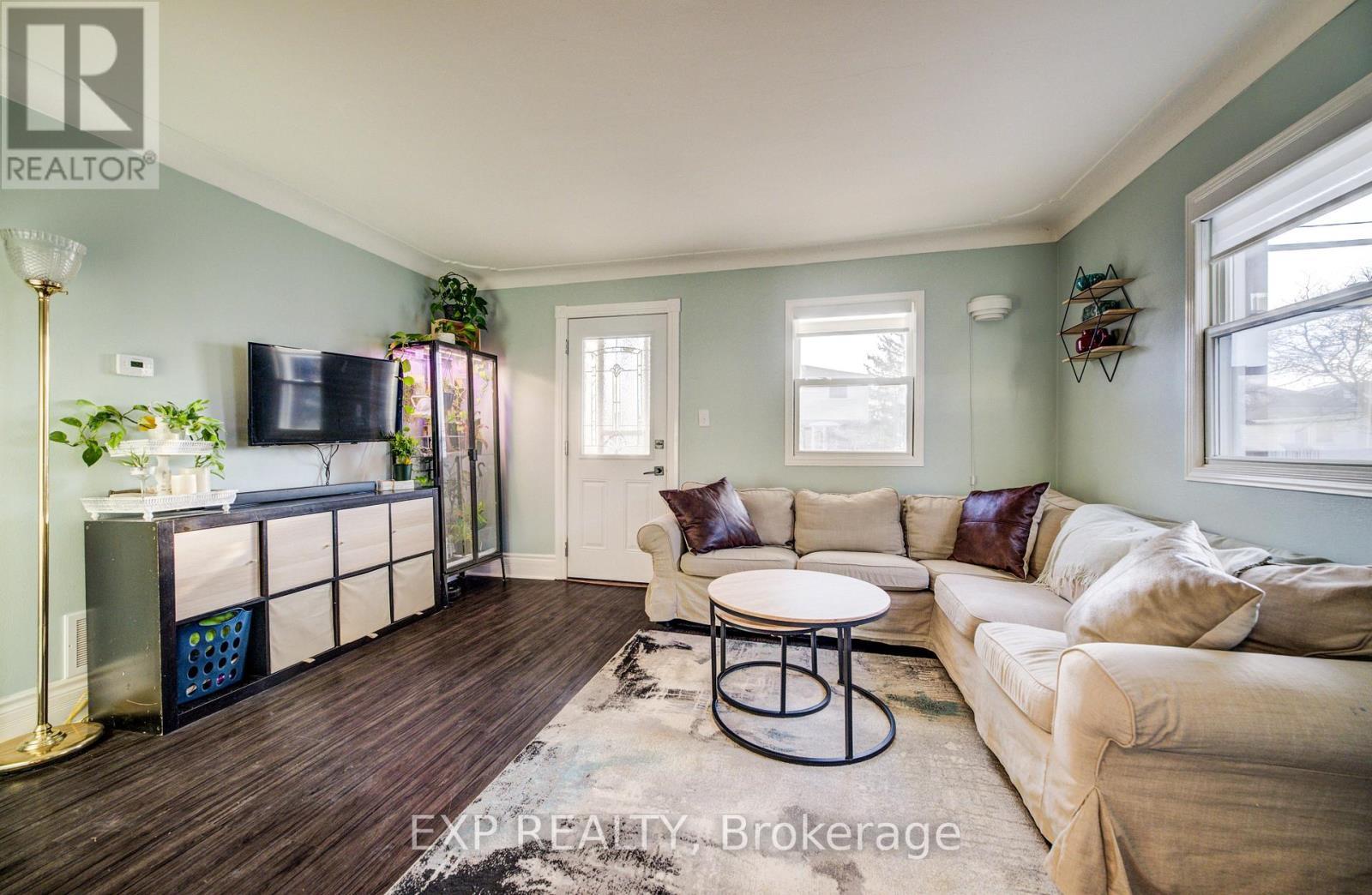 53 Norfolk Avenue, Cambridge, ON - Indoor Photo Showing Living Room