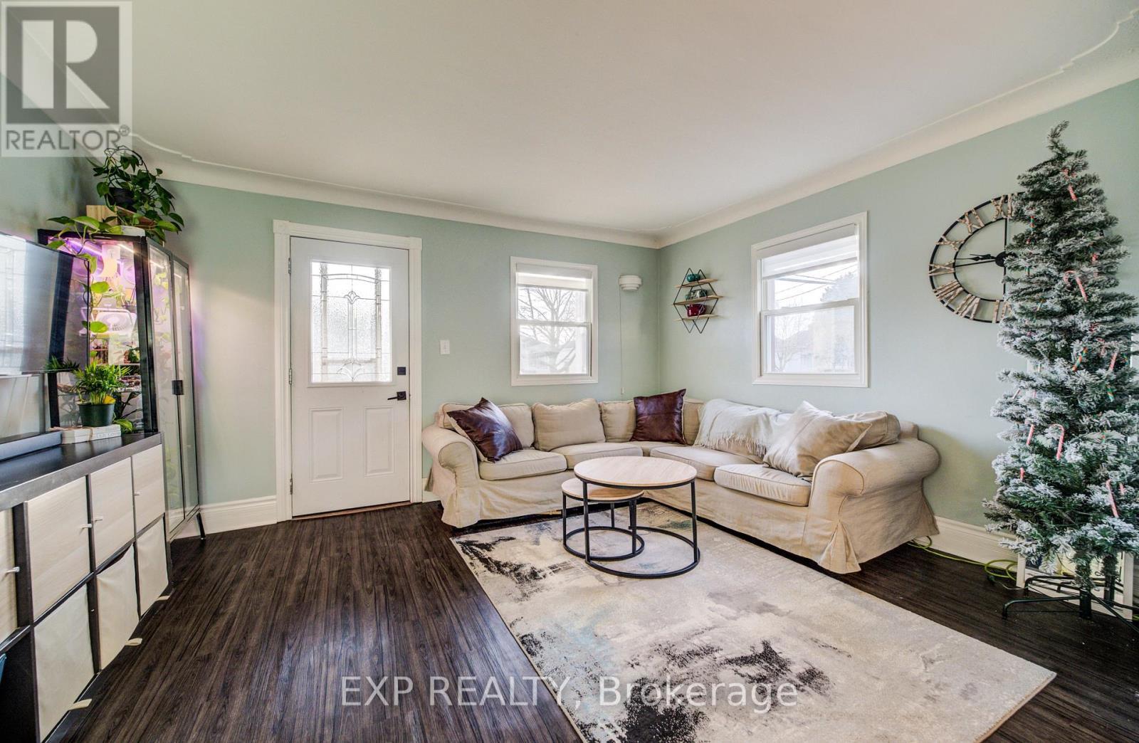 53 Norfolk Avenue, Cambridge, ON - Indoor Photo Showing Living Room