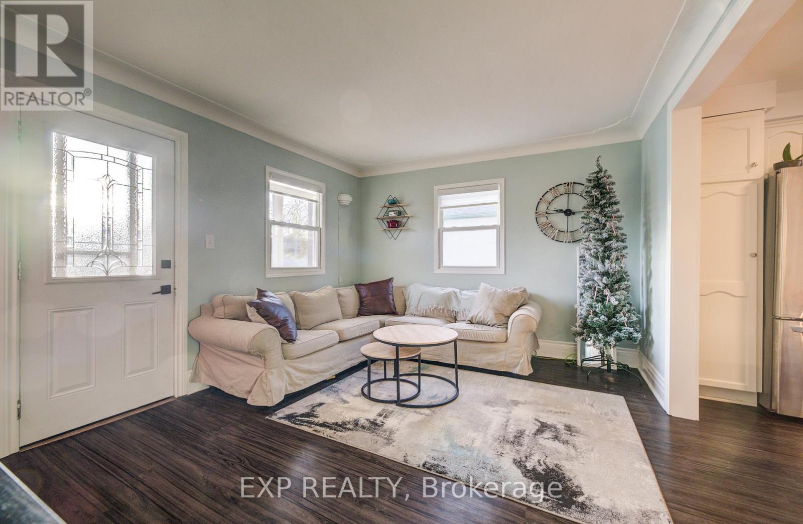 53 Norfolk Avenue, Cambridge, ON - Indoor Photo Showing Living Room