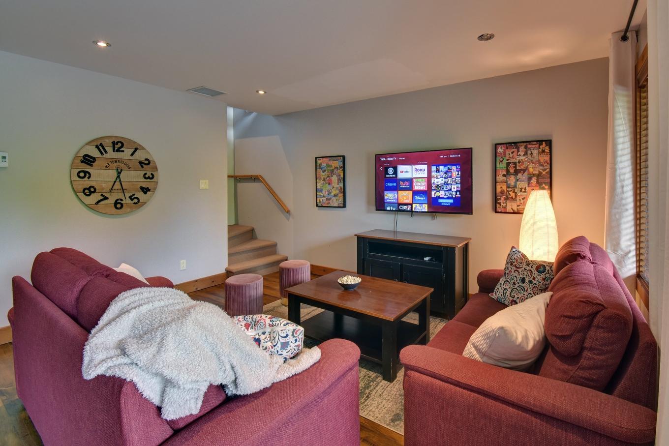 Salle familiale - 973 Ch. Des Pionniers, Labelle, QC - Indoor Photo Showing Living Room