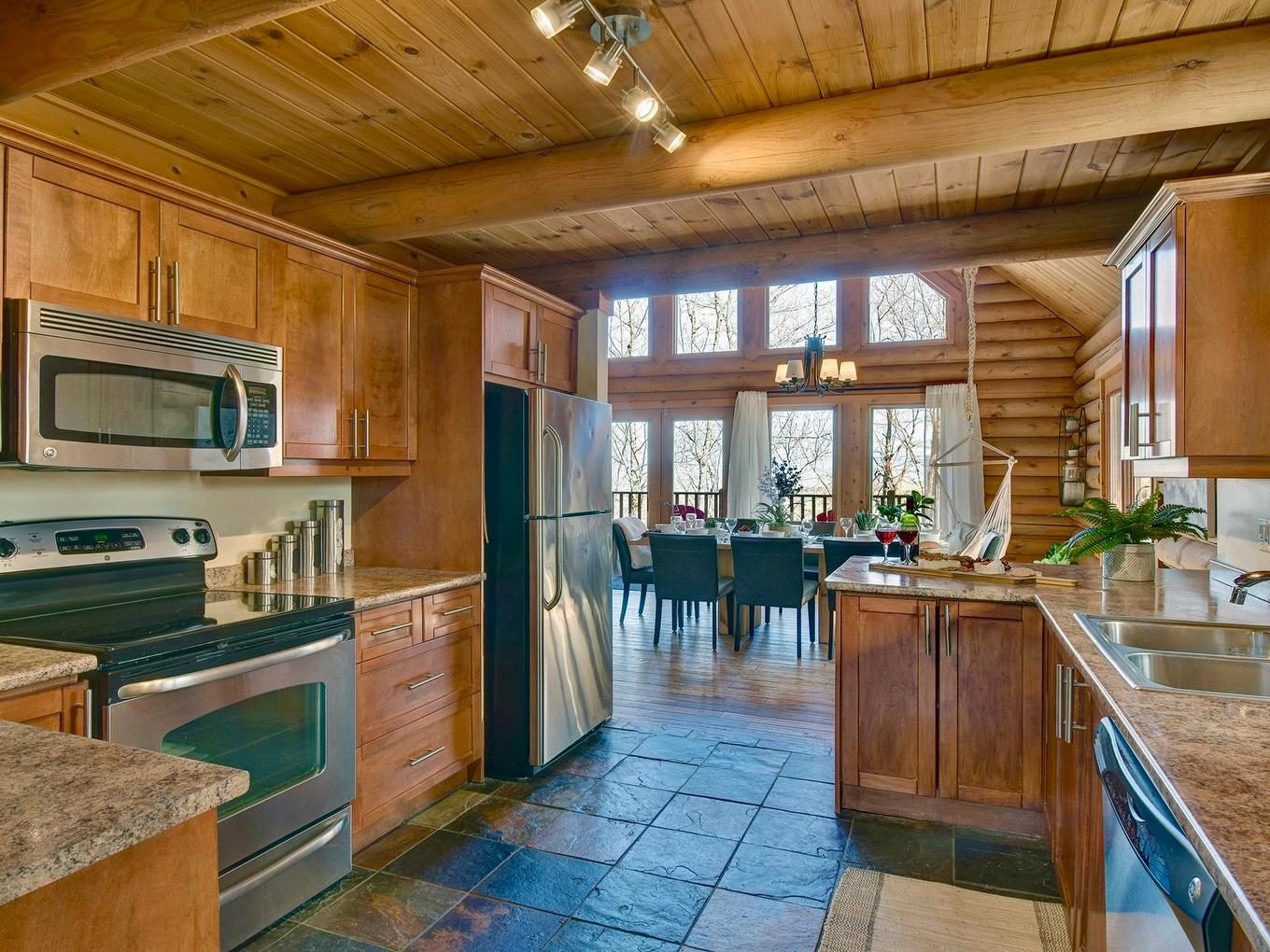 Cuisine - 973 Ch. Des Pionniers, Labelle, QC - Indoor Photo Showing Kitchen With Double Sink