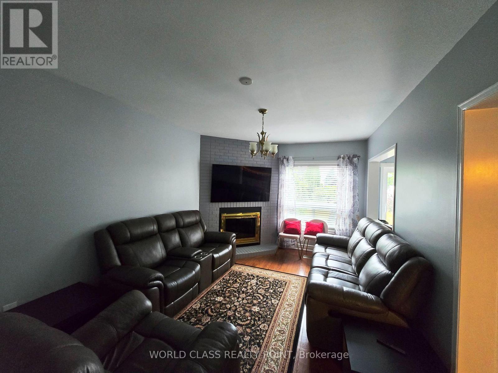 6136 Ford Road, Mississauga, ON - Indoor Photo Showing Living Room With Fireplace