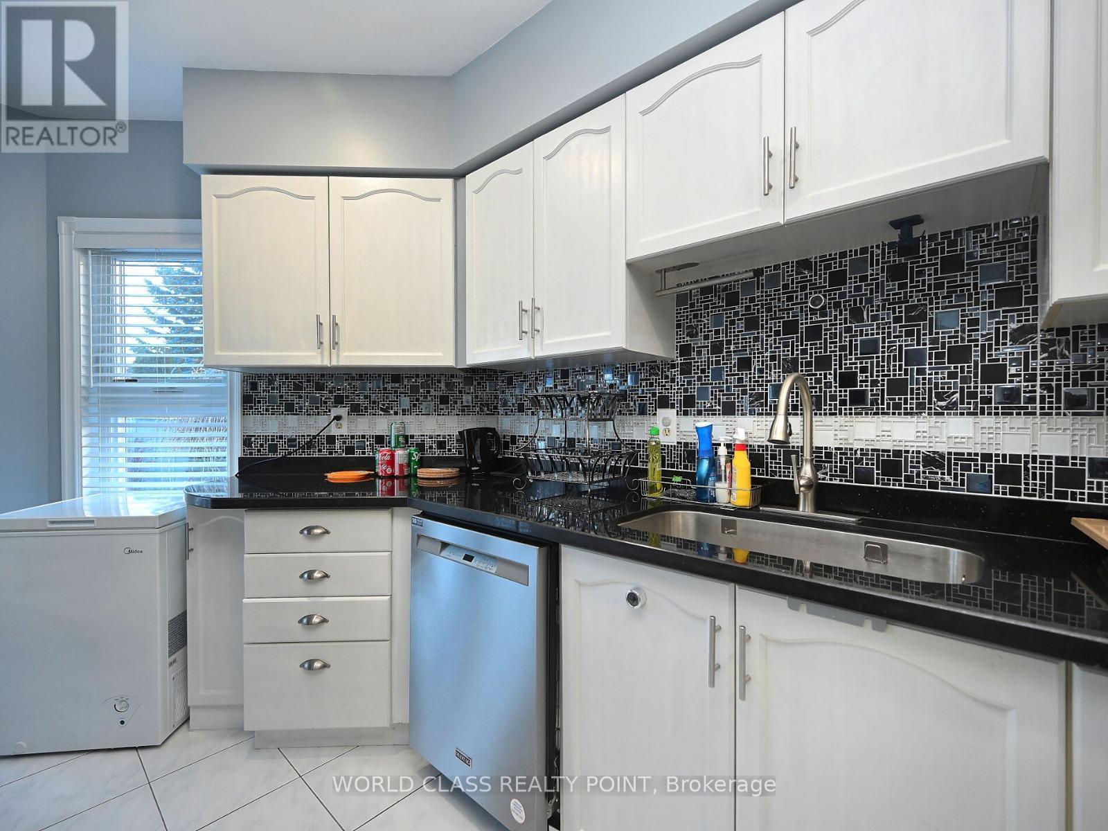 6136 Ford Road, Mississauga, ON - Indoor Photo Showing Kitchen With Double Sink