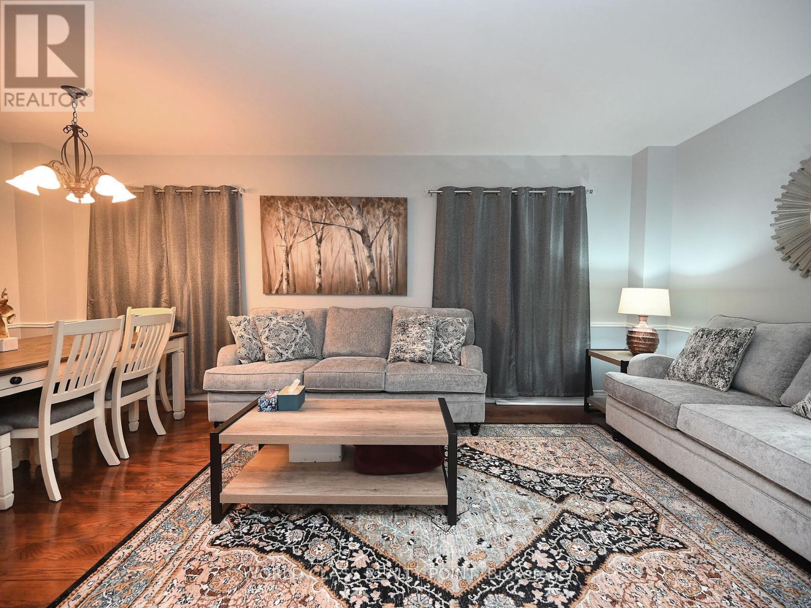 6136 Ford Road, Mississauga, ON - Indoor Photo Showing Living Room