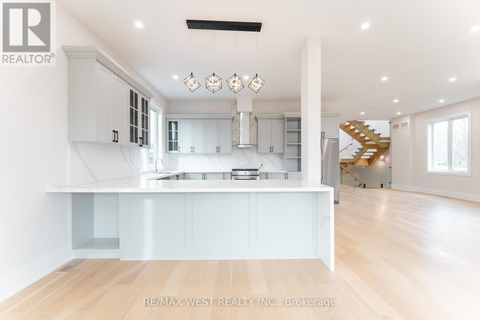185 Riverview Boulevard, St. Catharines, ON - Indoor Photo Showing Kitchen With Double Sink