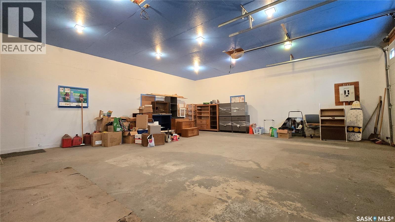 854 Broad Street N, Regina, SK - Indoor Photo Showing Garage