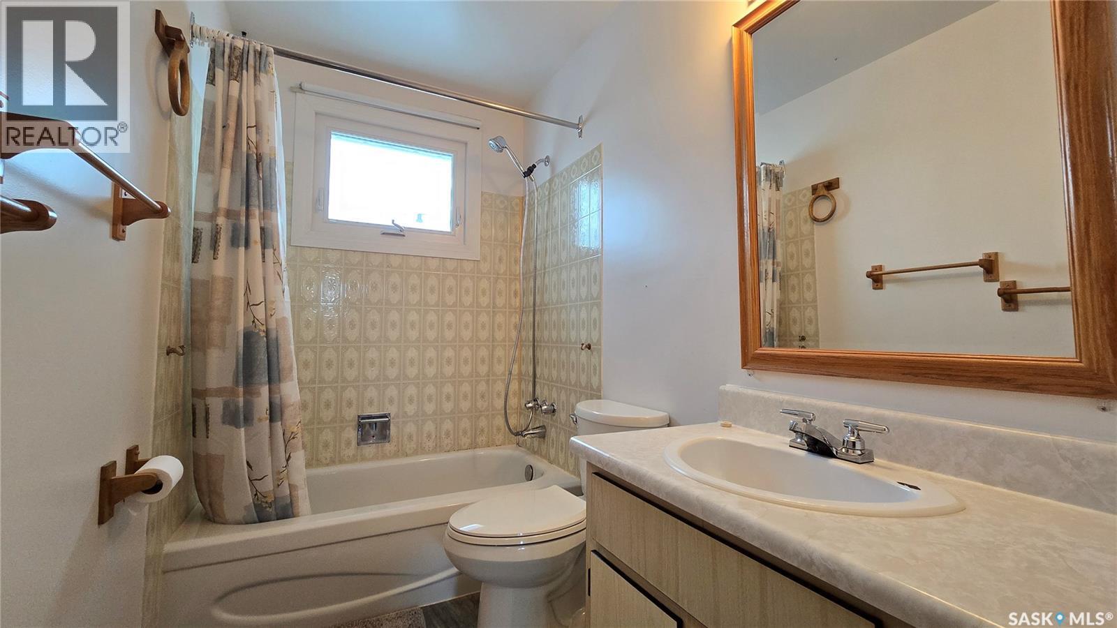 854 Broad Street N, Regina, SK - Indoor Photo Showing Bathroom