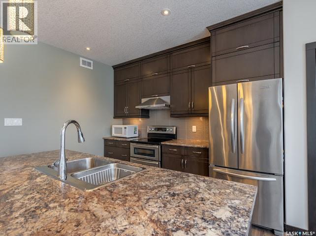 4337 Green Apple Drive E, Regina, SK - Indoor Photo Showing Kitchen With Stainless Steel Kitchen With Double Sink With Upgraded Kitchen