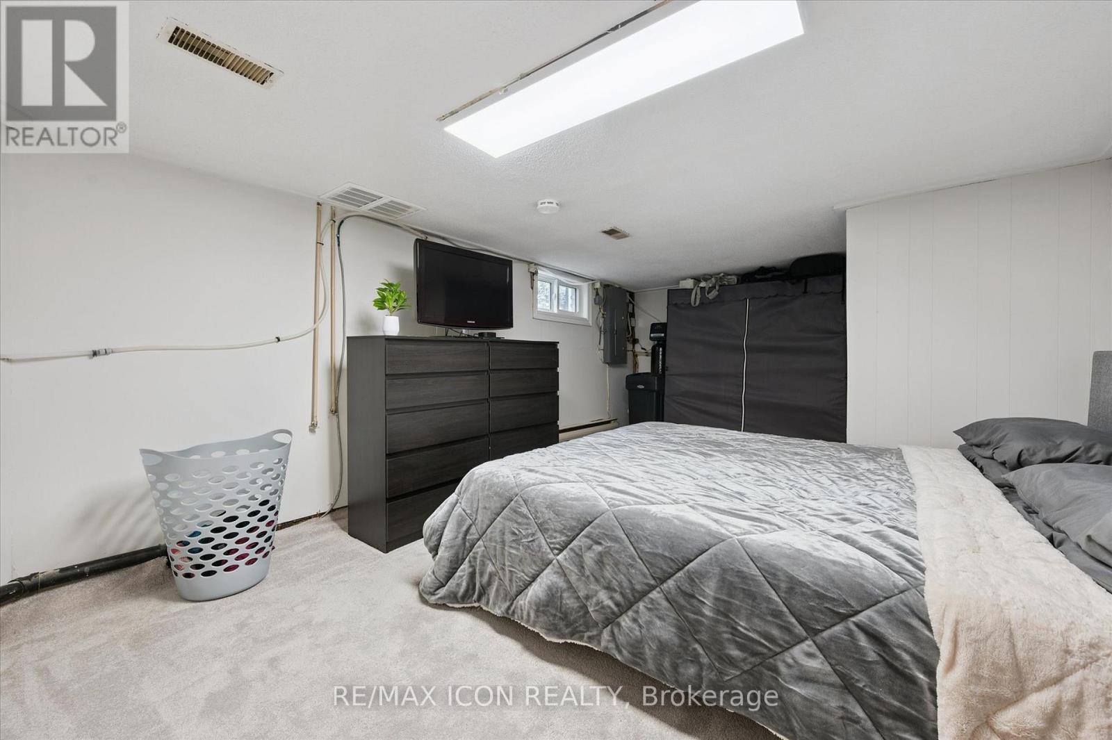 262 Madison Avenue S, Kitchener, ON - Indoor Photo Showing Bedroom