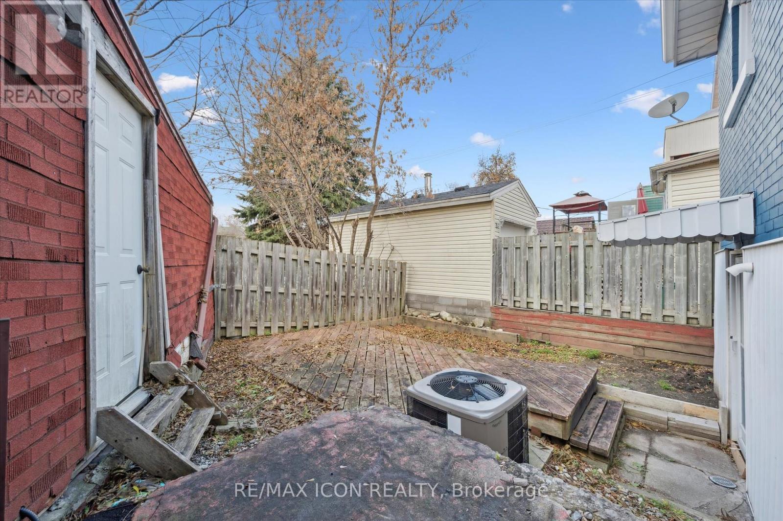 262 Madison Avenue S, Kitchener, ON - Outdoor With Exterior