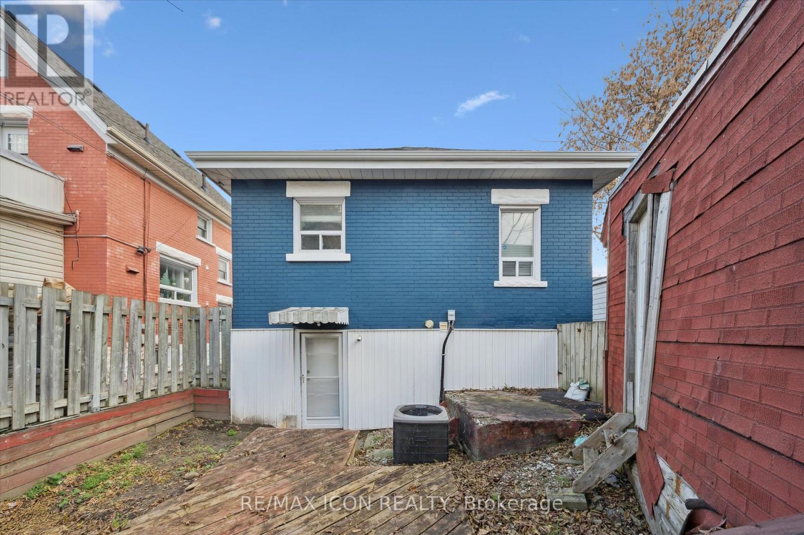 262 Madison Avenue S, Kitchener, ON - Outdoor With Exterior