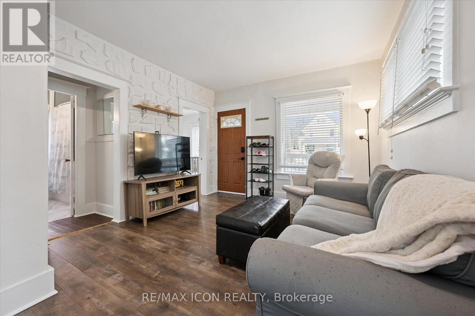 262 Madison Avenue S, Kitchener, ON - Indoor Photo Showing Living Room
