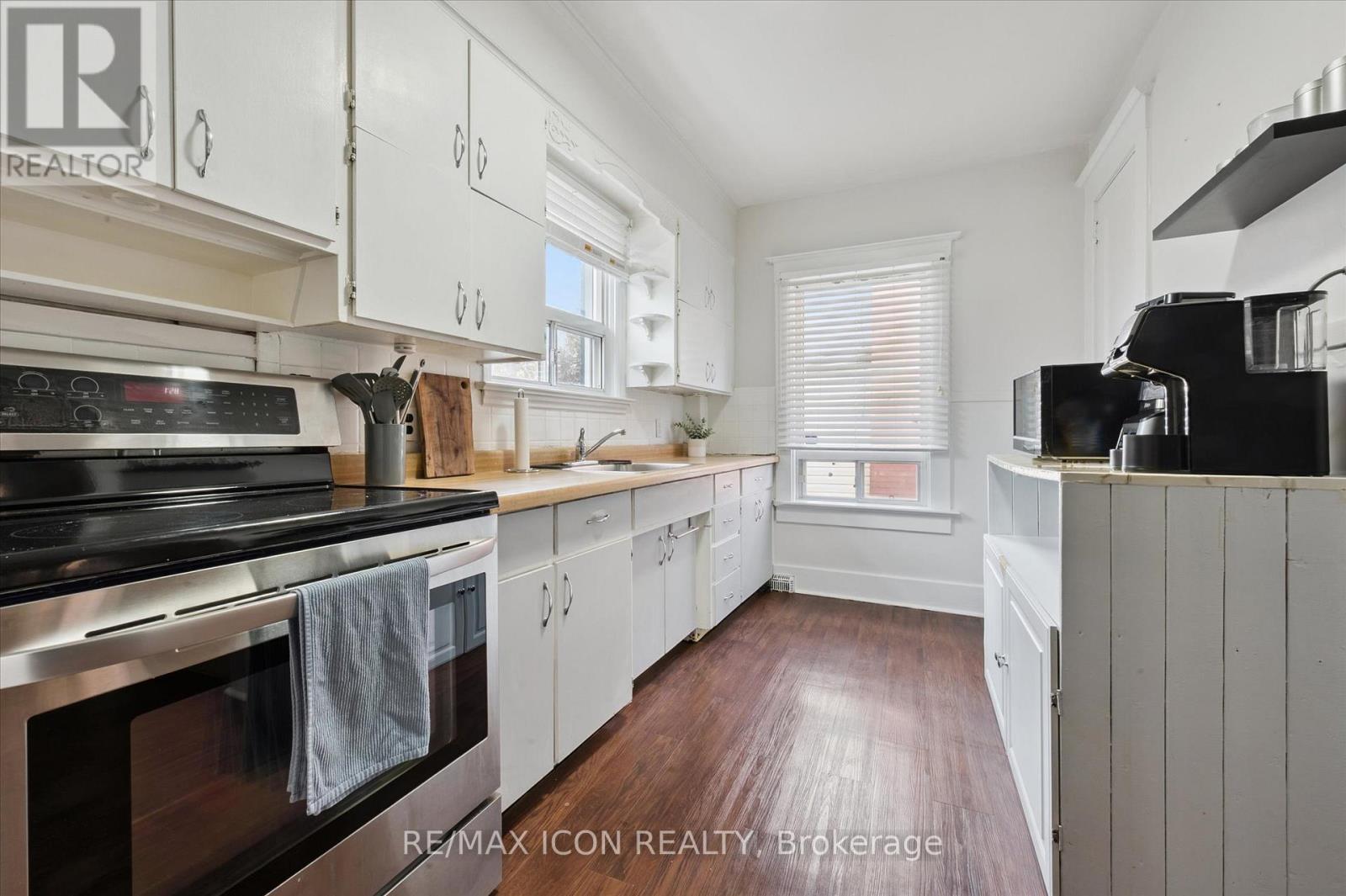 262 Madison Avenue S, Kitchener, ON - Indoor Photo Showing Kitchen