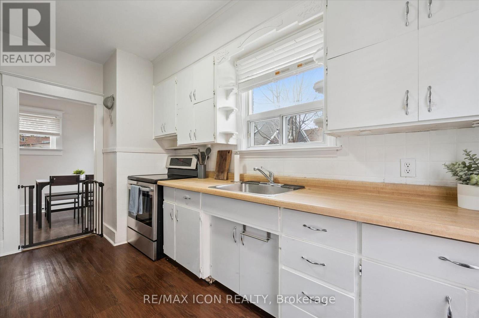 262 Madison Avenue S, Kitchener, ON - Indoor Photo Showing Kitchen