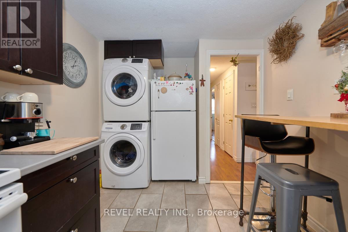 Upper - 88 Fox Run, Barrie, ON - Indoor Photo Showing Laundry Room