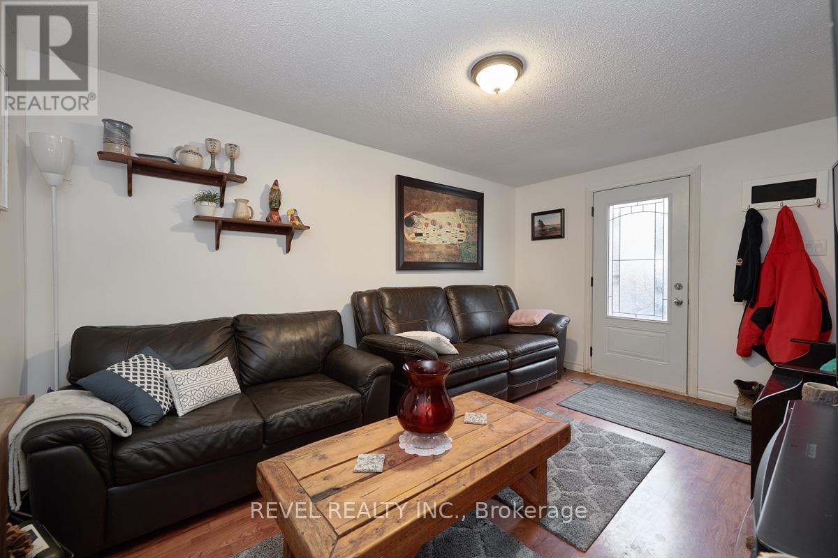 Upper - 88 Fox Run, Barrie, ON - Indoor Photo Showing Living Room