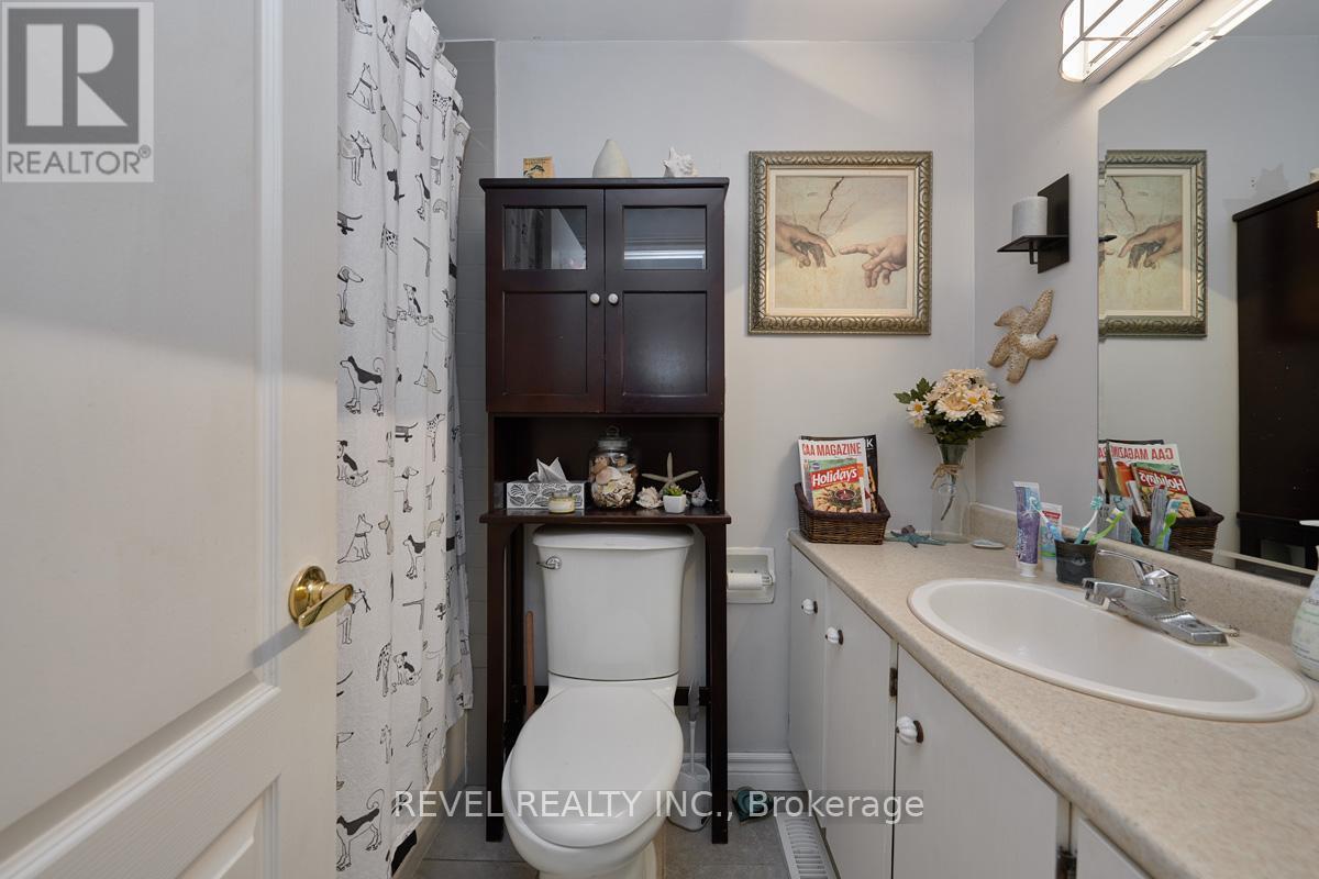 Upper - 88 Fox Run, Barrie, ON - Indoor Photo Showing Bathroom