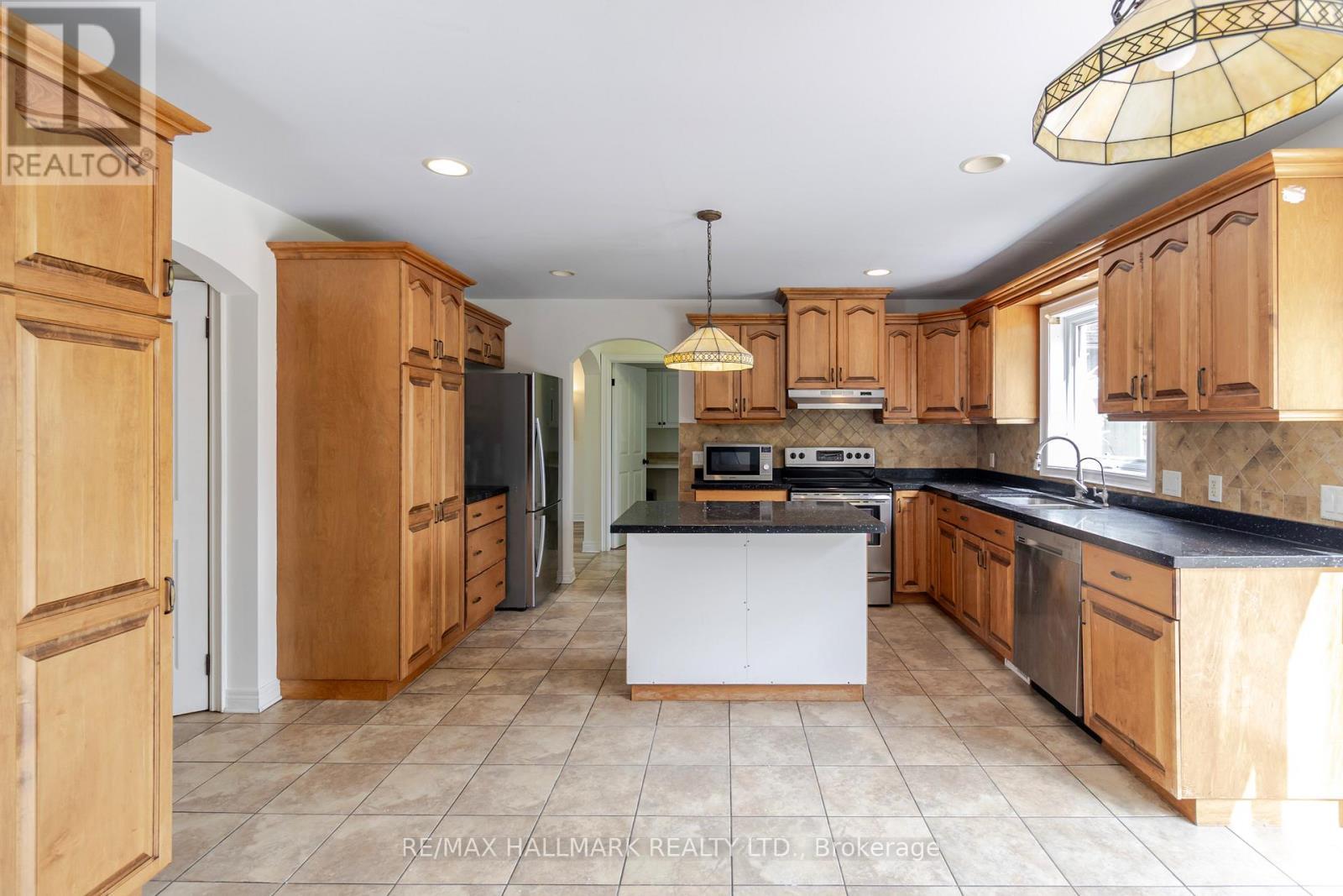 138 Colbeck Drive, Welland, ON - Indoor Photo Showing Kitchen