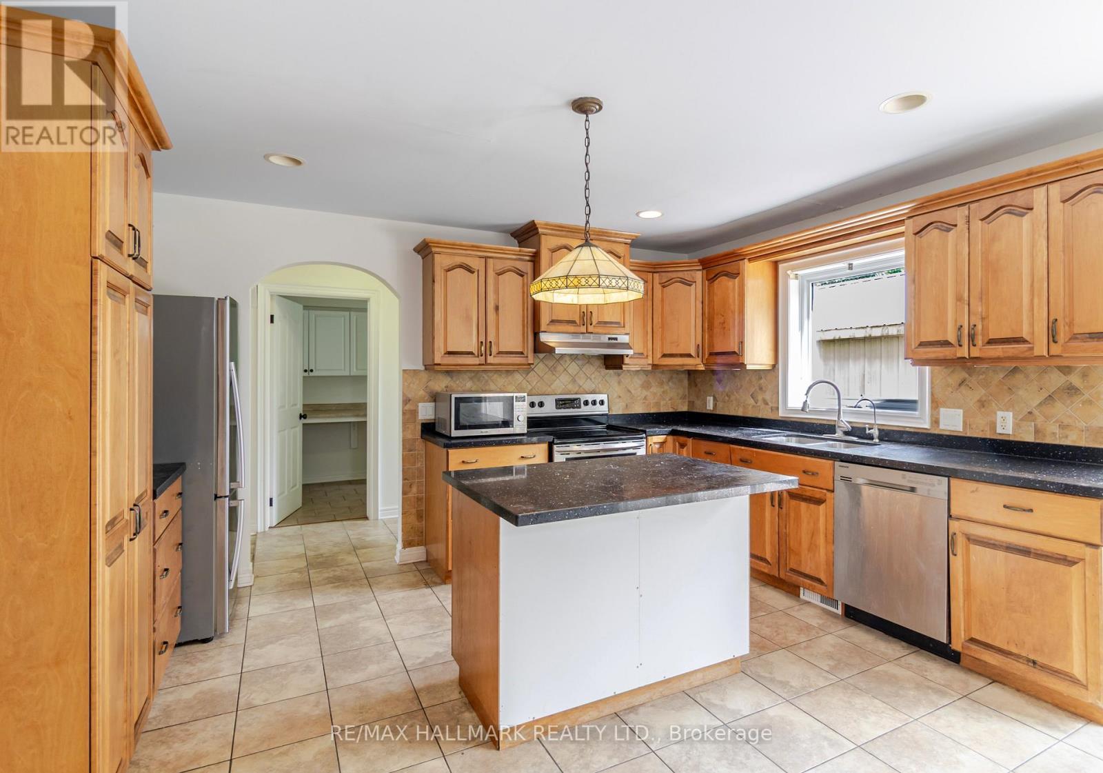 138 Colbeck Drive, Welland, ON - Indoor Photo Showing Kitchen