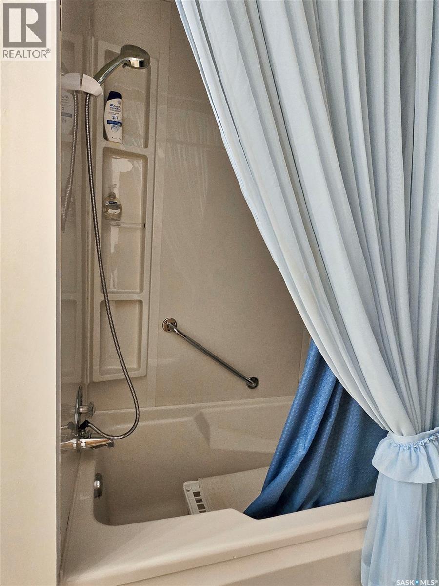 302 6Th Street, Hague, SK - Indoor Photo Showing Bathroom