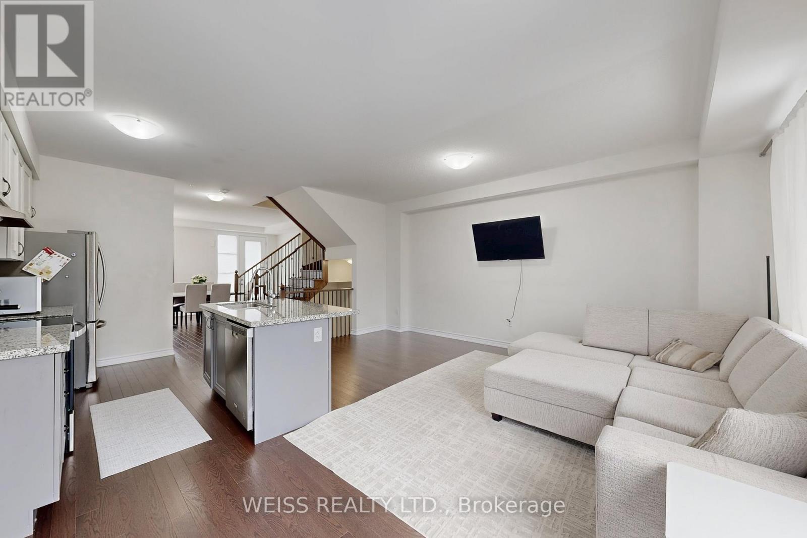 6729 Thickson Road N, Whitby, ON - Indoor Photo Showing Living Room