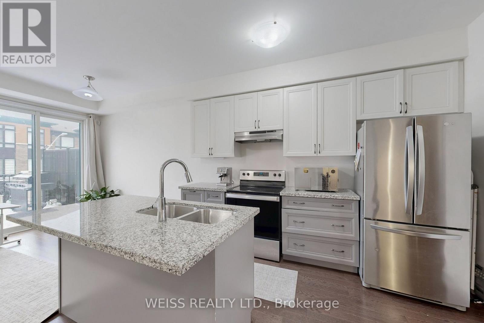 6729 Thickson Road N, Whitby, ON - Indoor Photo Showing Kitchen With Double Sink With Upgraded Kitchen
