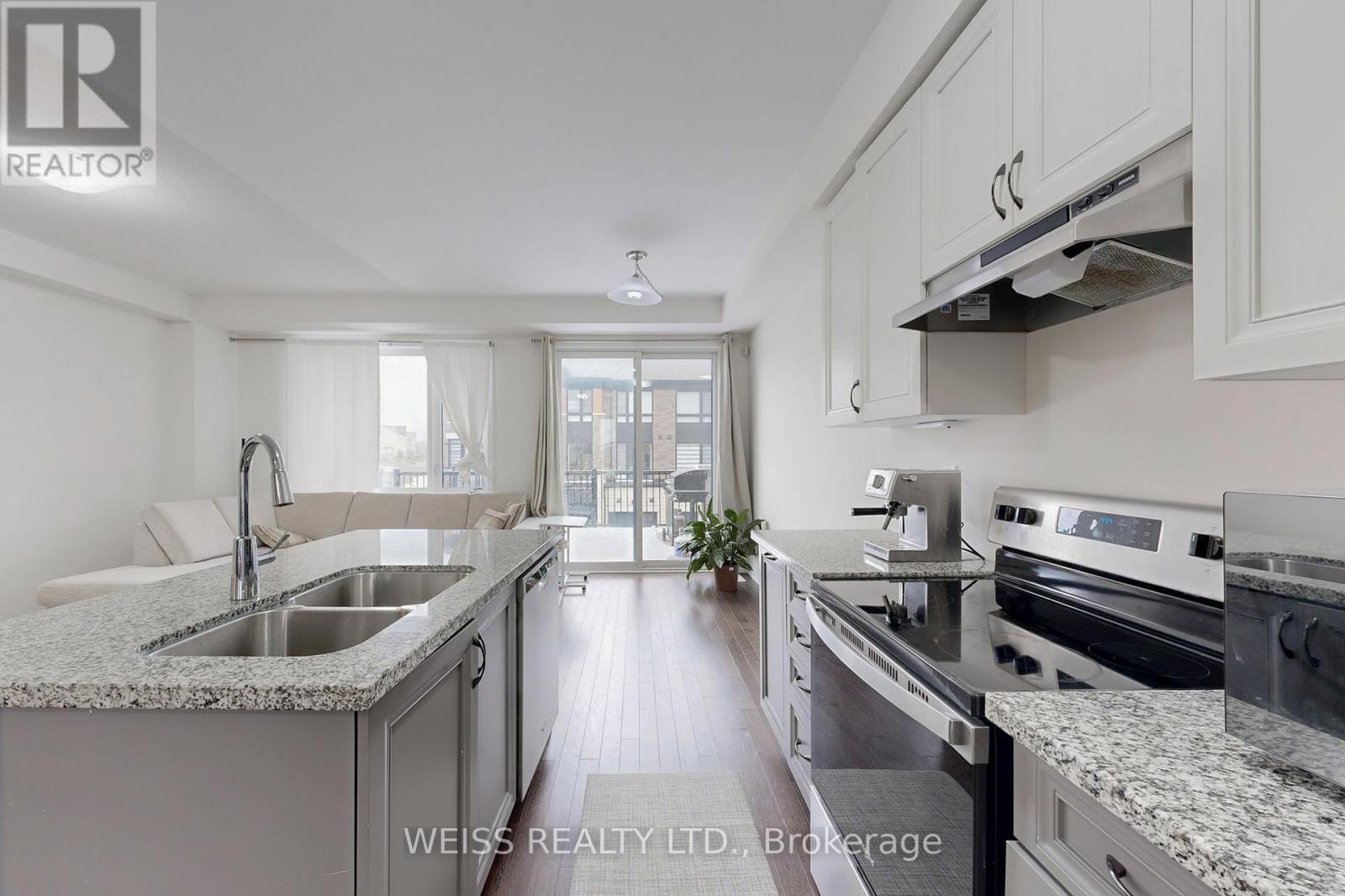 6729 Thickson Road N, Whitby, ON - Indoor Photo Showing Kitchen With Double Sink With Upgraded Kitchen