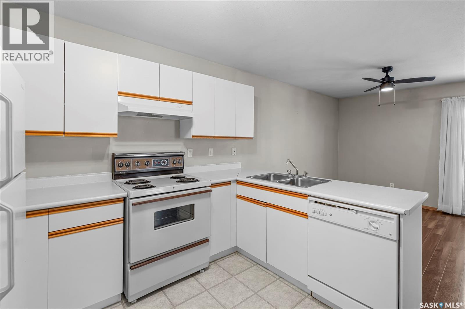 206A Cruise Street, Saskatoon, SK - Indoor Photo Showing Kitchen With Double Sink