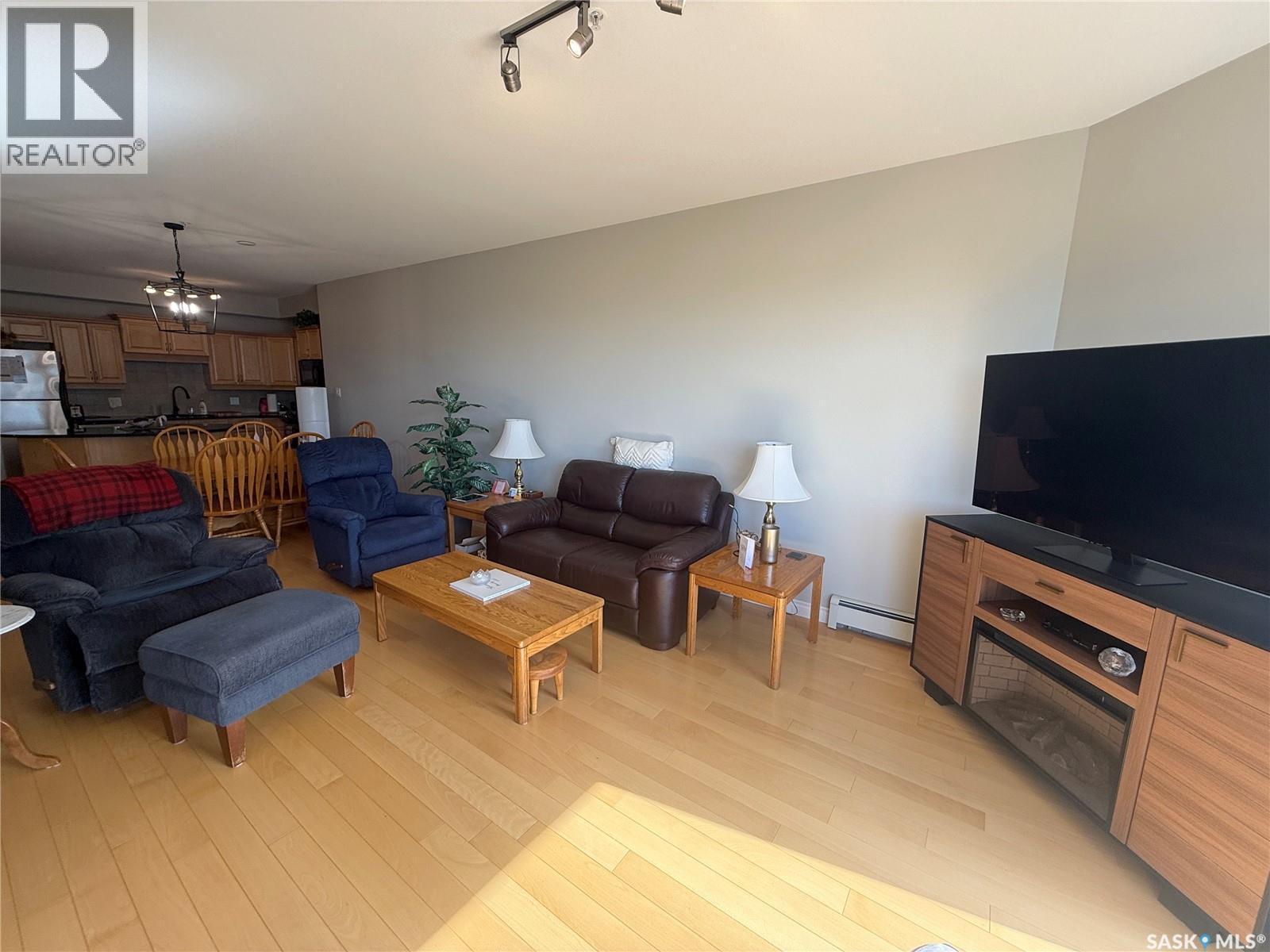 307 615 Saskatchewan Crescent W, Saskatoon, SK - Indoor Photo Showing Living Room