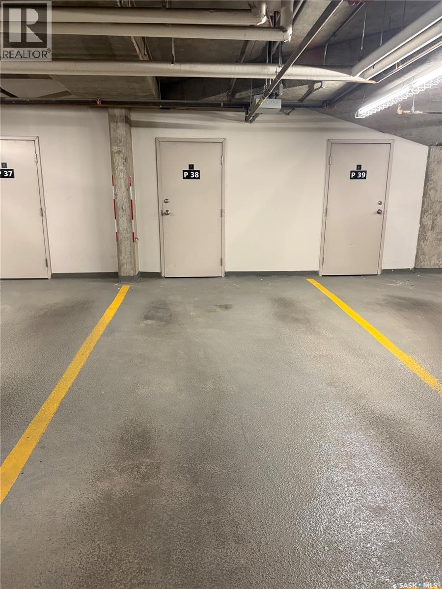 307 615 Saskatchewan Crescent W, Saskatoon, SK - Indoor Photo Showing Garage