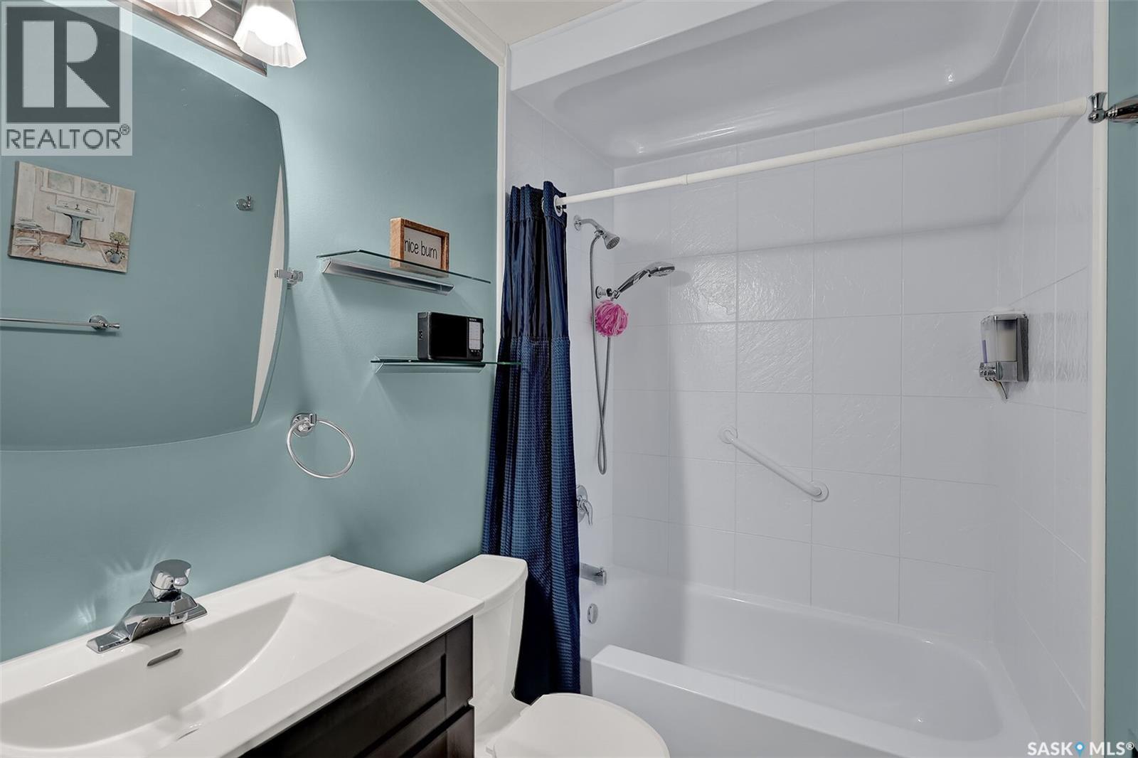 1124 Courtney Street, Regina, SK - Indoor Photo Showing Bathroom