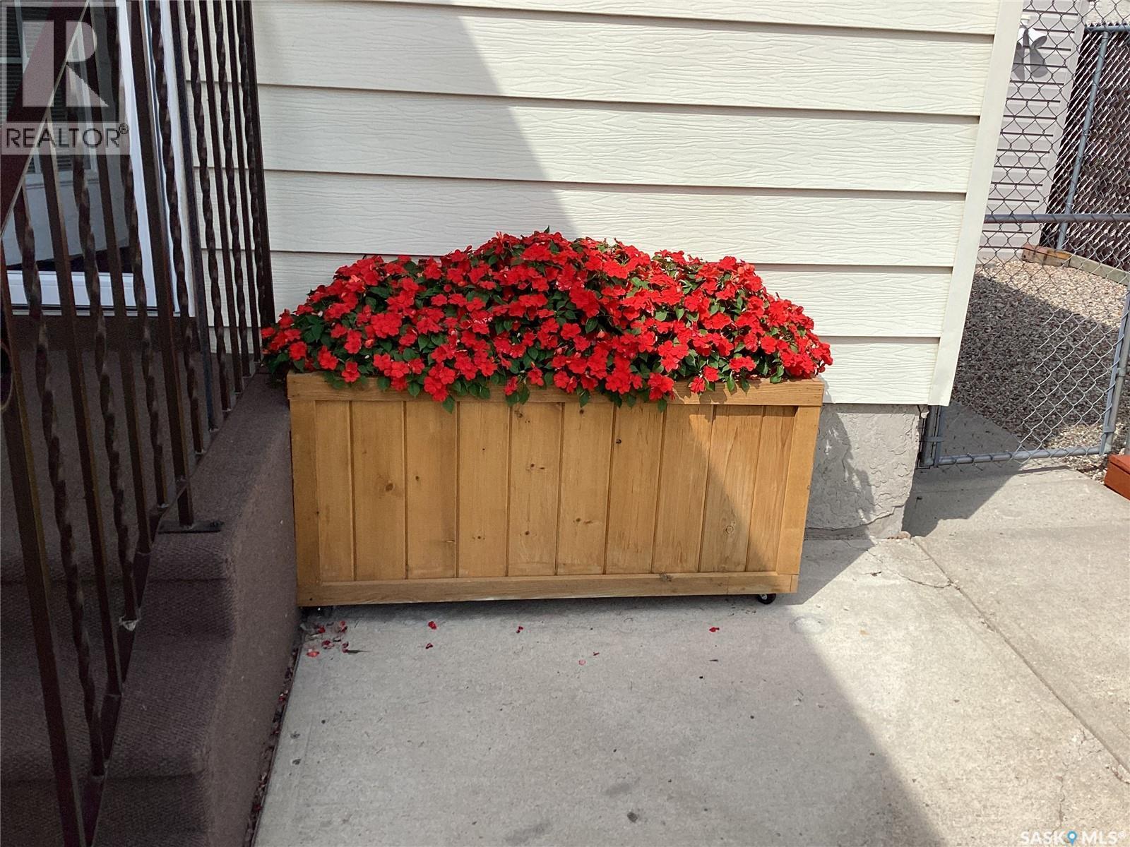 1124 Courtney Street, Regina, SK - Outdoor With Exterior