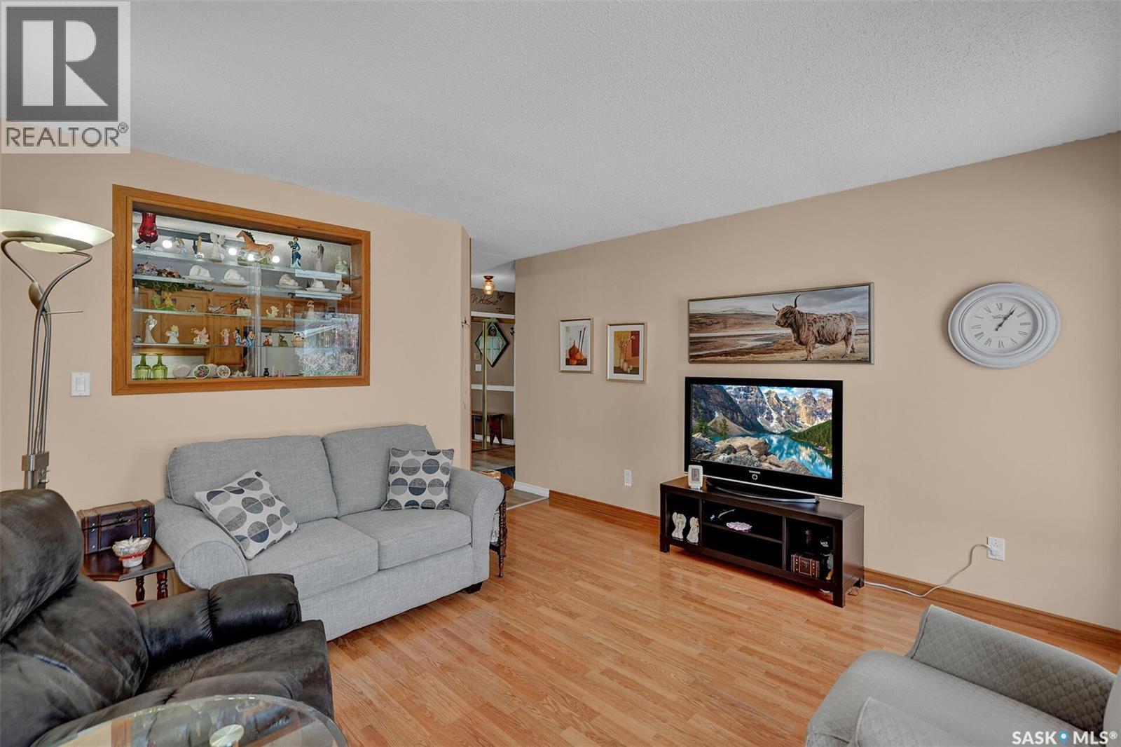 1124 Courtney Street, Regina, SK - Indoor Photo Showing Living Room