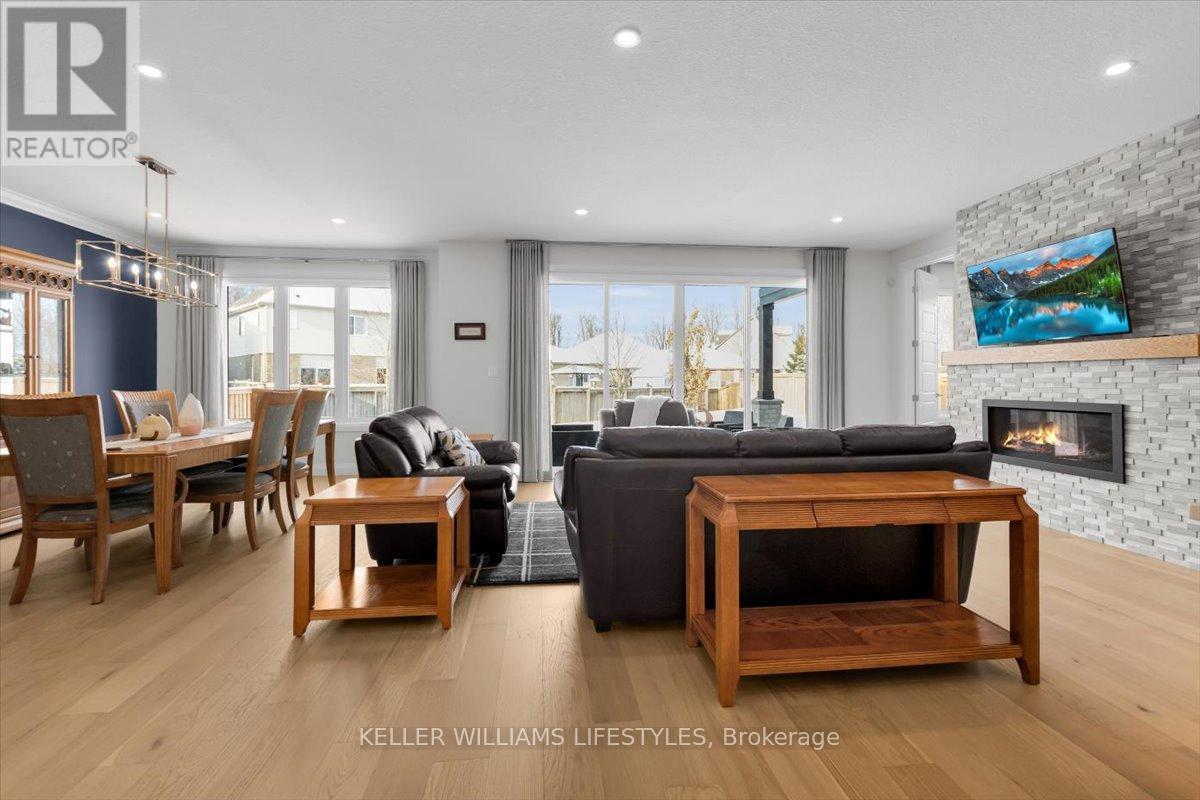 Living room - 956 Eagletrace Drive, London North (North S), ON - Indoor With Fireplace