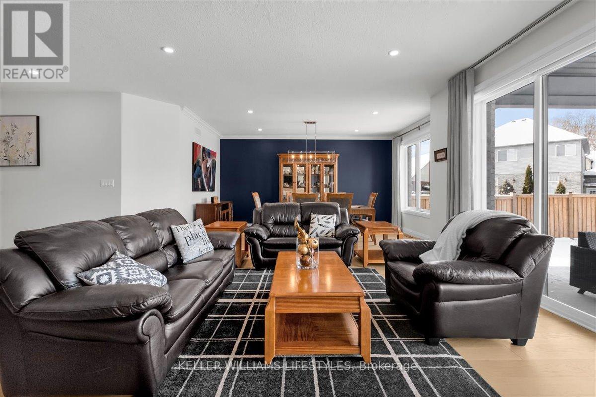 Living room - 956 Eagletrace Drive, London North (North S), ON - Indoor Photo Showing Living Room