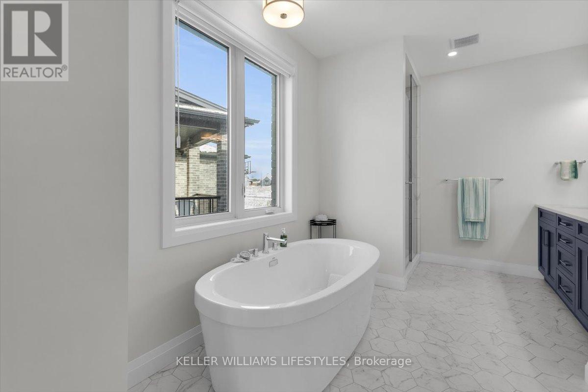 Ensuite bathroom 5pcs - 956 Eagletrace Drive, London North (North S), ON - Indoor Photo Showing Bathroom